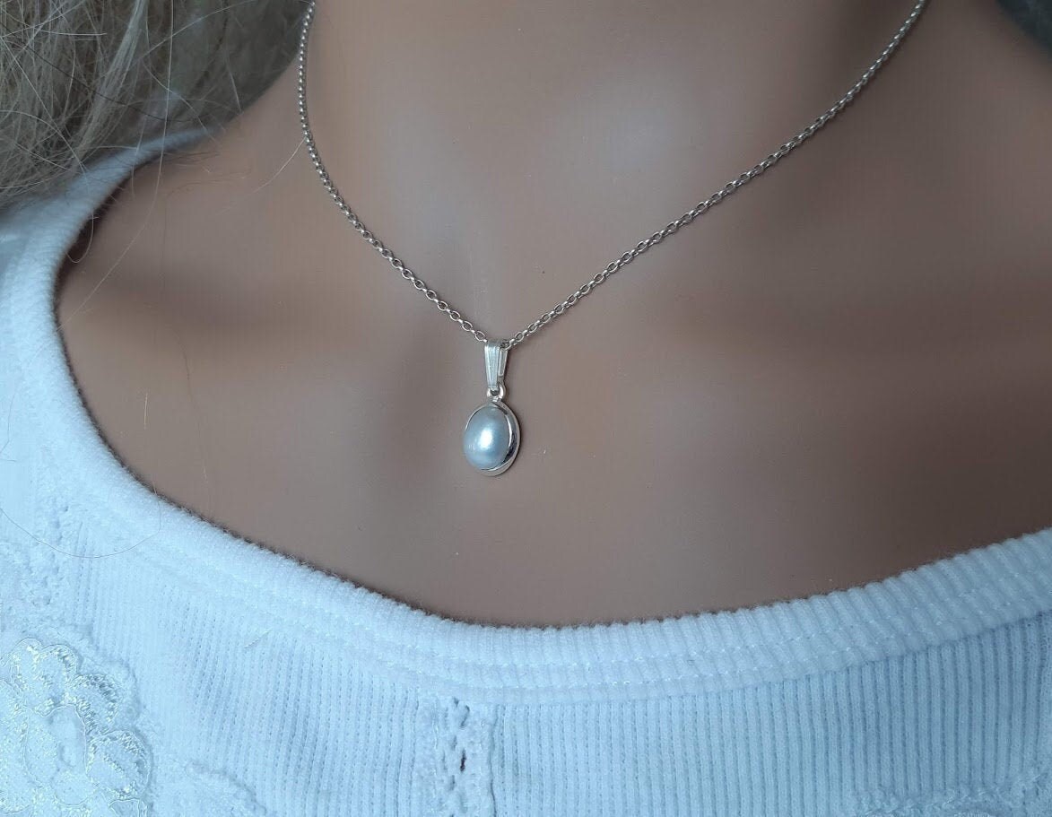 Freshwater pearl pendant set in 92.5 Sterling Silver