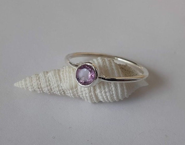 Small amethyst ring, faceted; 92.5 sterling silver