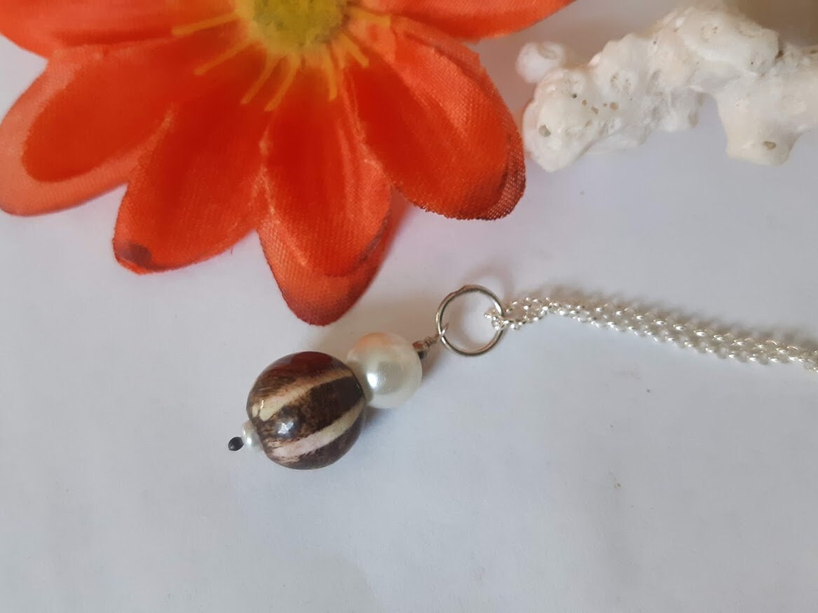Burmese pumtek bead pendant with freshwater pearl